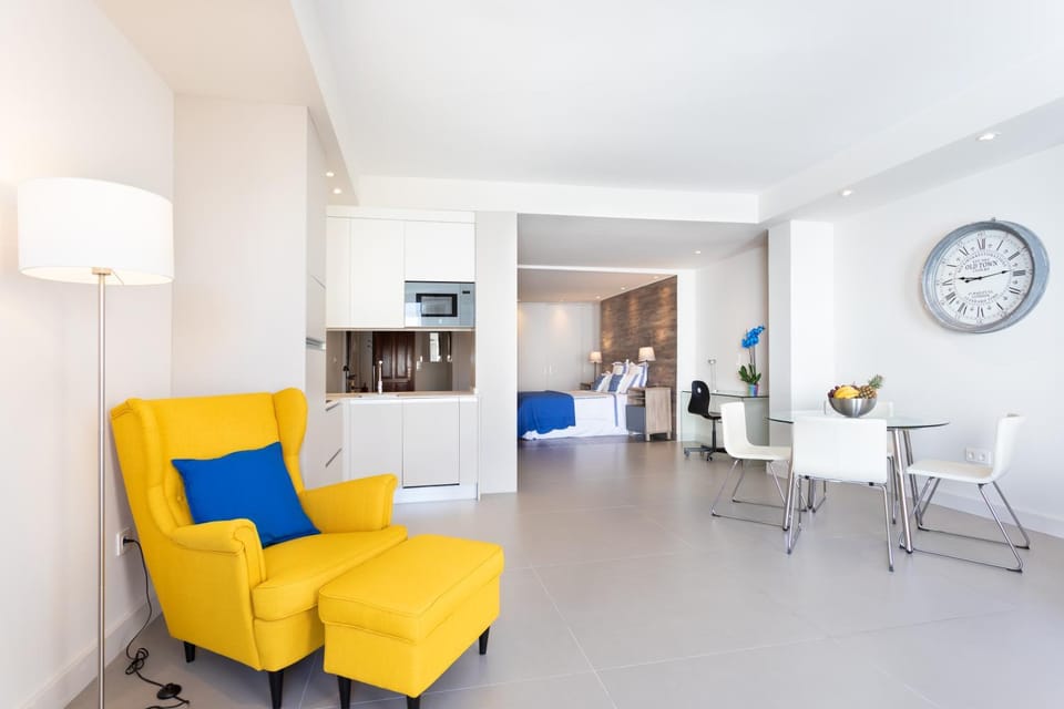 Kitchen or kitchenette, Living room, Seating area, Dining area