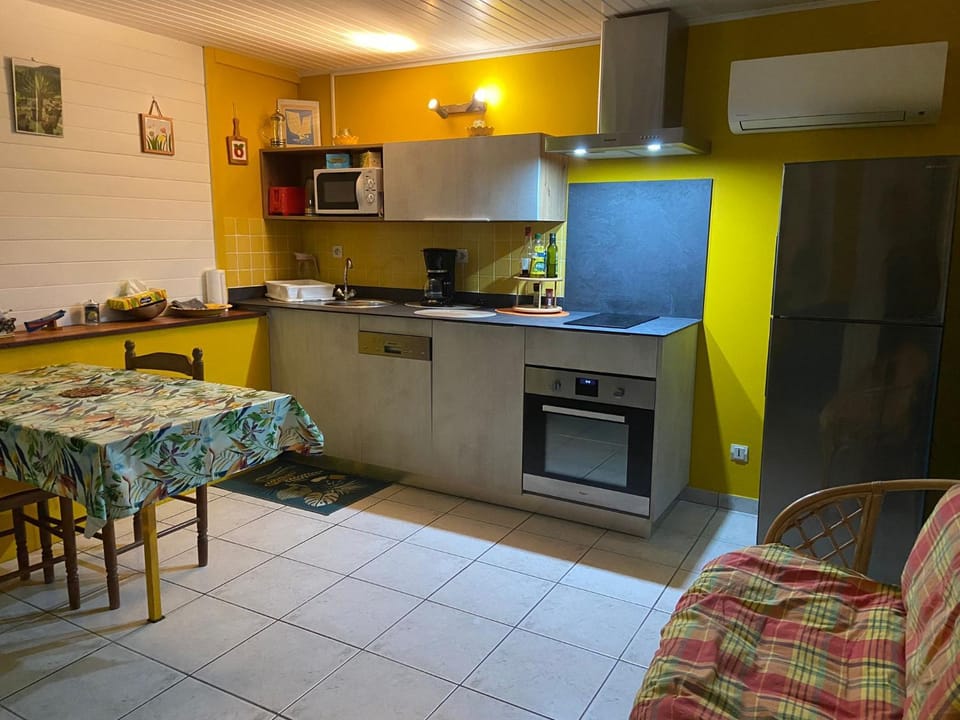 Coffee/tea facilities, dishwasher, oven, stove, toaster, kitchen