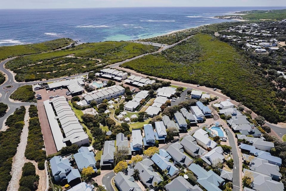 Neighbourhood, Natural landscape, Beach