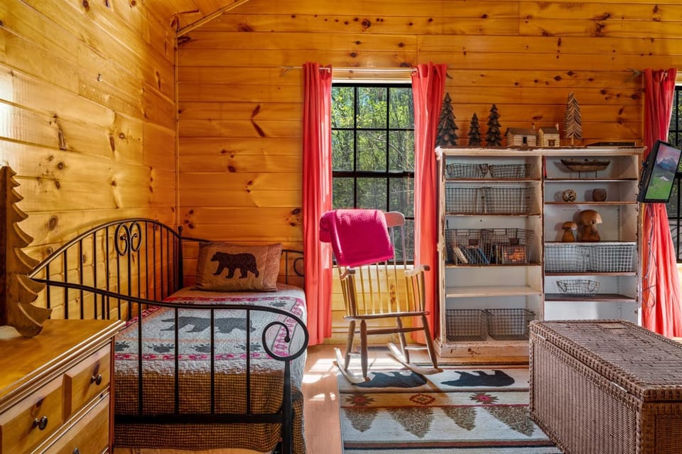 Romantic Smoky Mtn Cabin Private Hot Tub Quiet Wooded Retreat Cabin in Sevier County