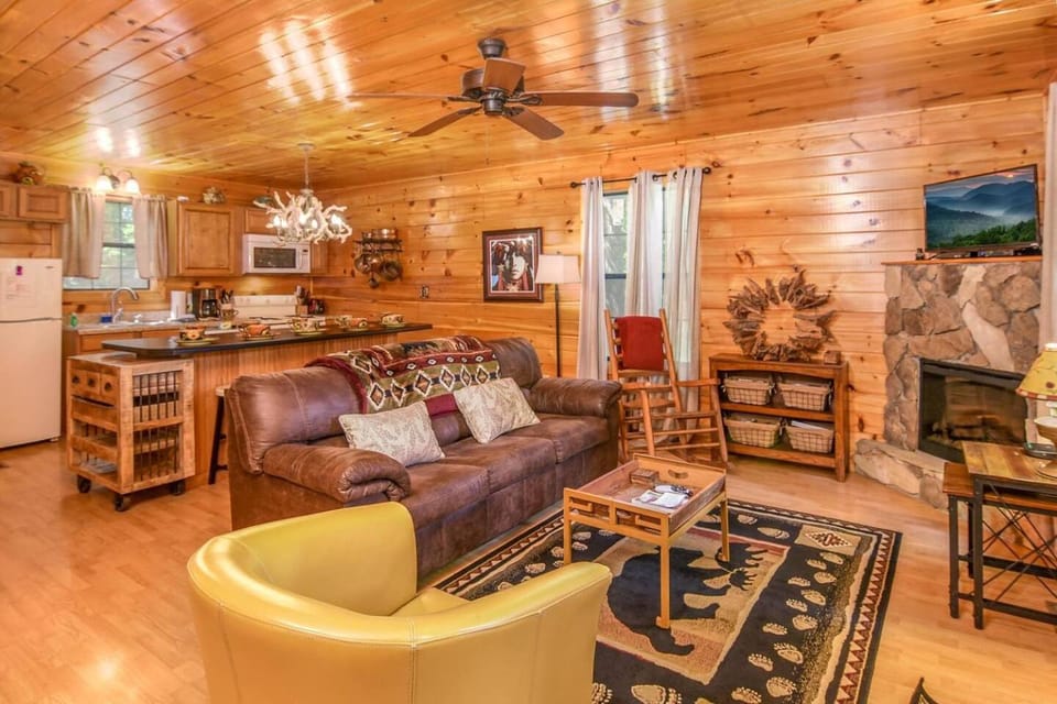 Romantic Smoky Mtn Cabin Private Hot Tub Quiet Wooded Retreat Cabin in Sevier County