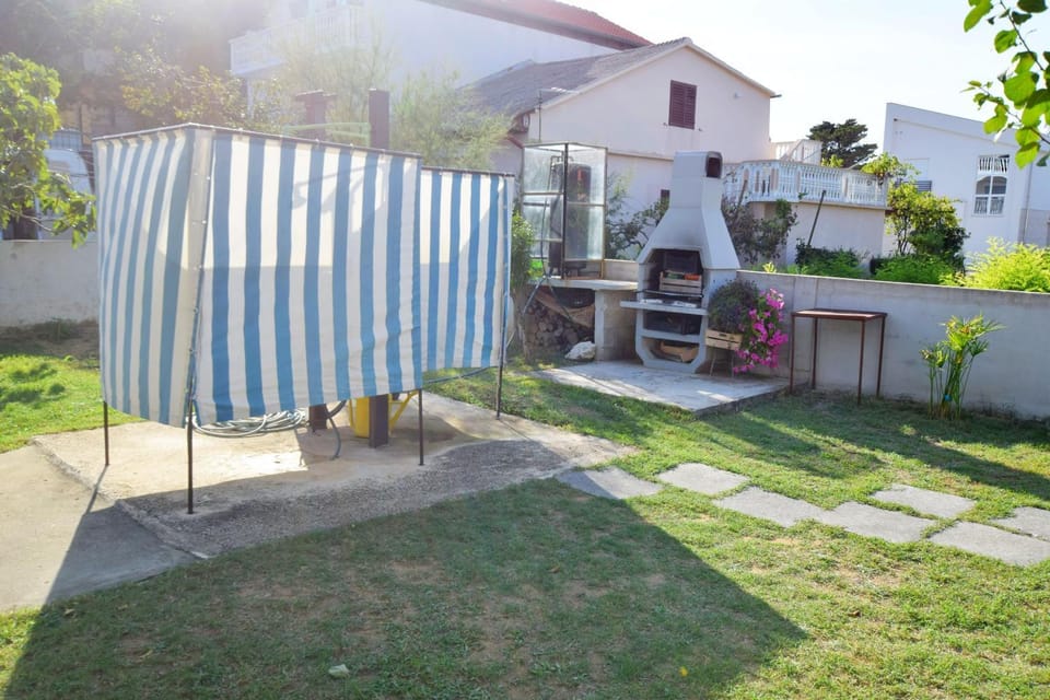 Shower, BBQ facilities