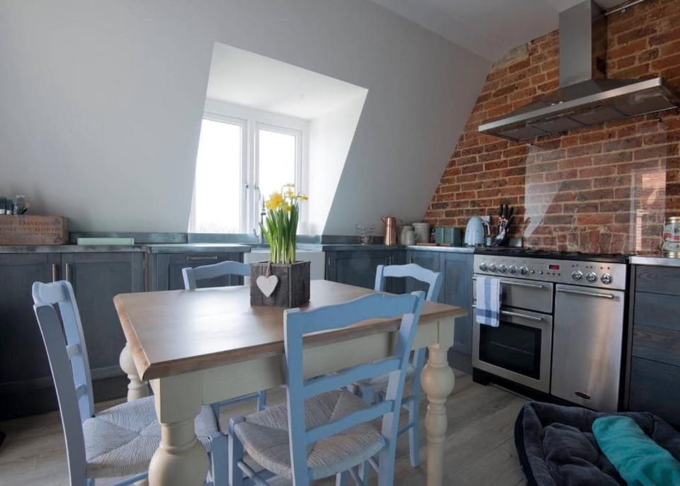 Kitchen or kitchenette, Dining area, dishwasher, minibar, pet friendly, stove, toaster