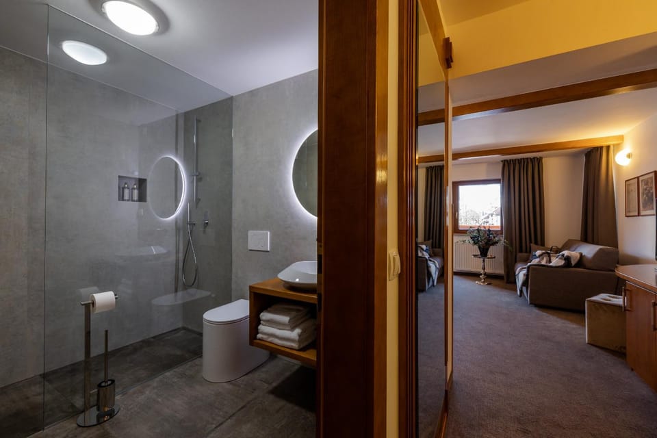 Property building, Bed, Bathroom, Decorative detail, Bedroom