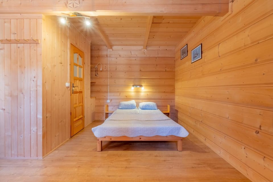 Bed, TV and multimedia, Bedroom