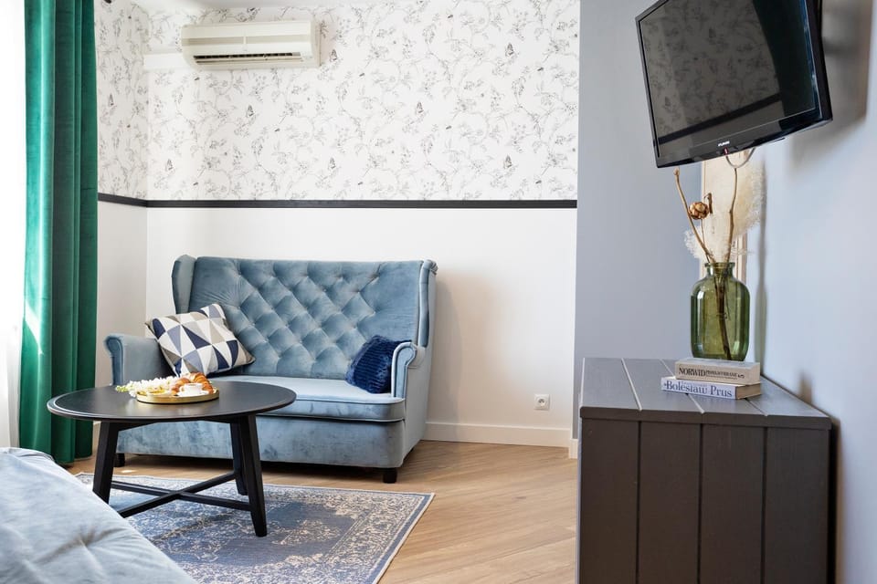 TV and multimedia, Living room, Seating area, air conditioner