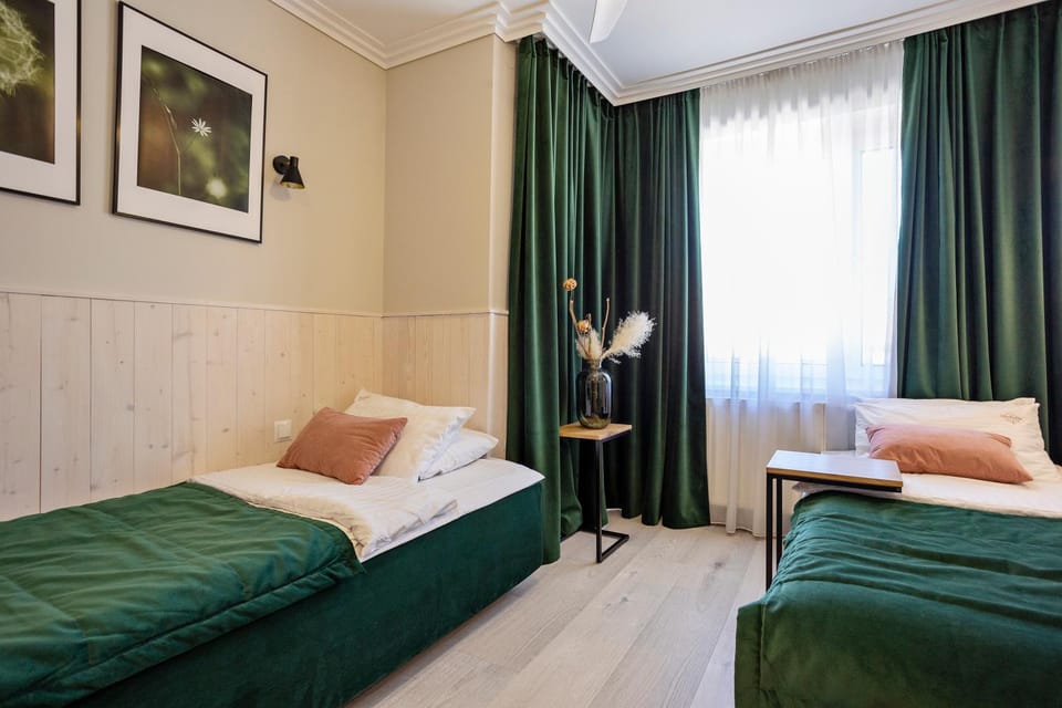 Bed, Photo of the whole room, Decorative detail, Seating area, Bedroom