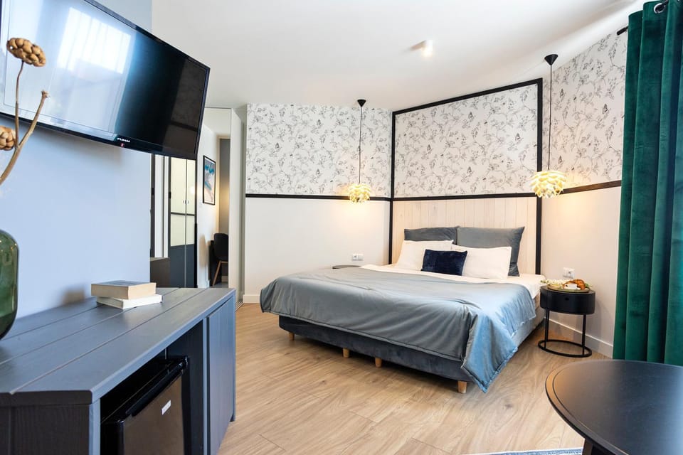 Bed, TV and multimedia, Photo of the whole room, Bedroom, hair dresser