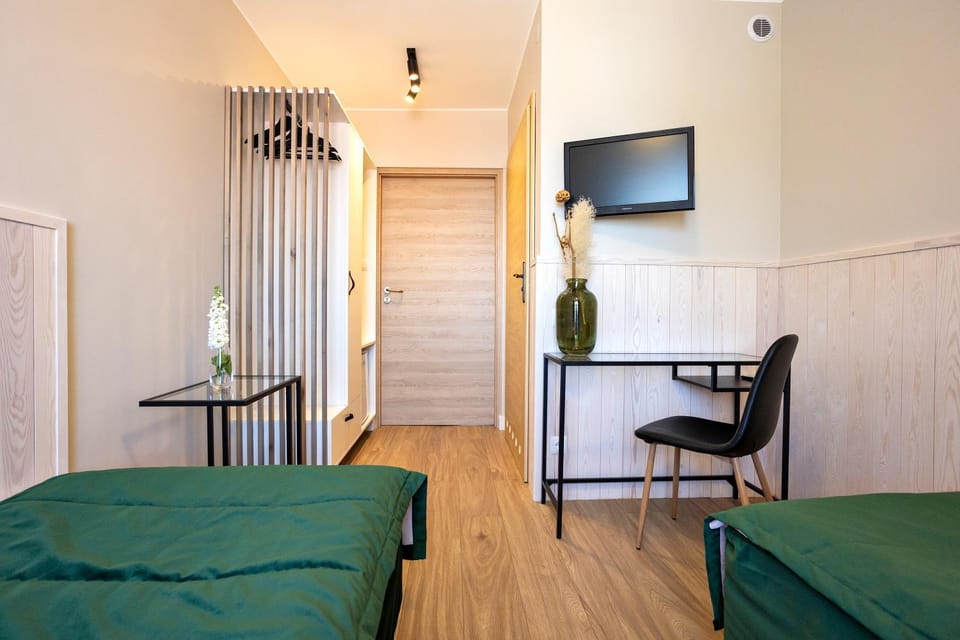 Bed, TV and multimedia, Living room, Photo of the whole room, Seating area, Bedroom, hair dresser