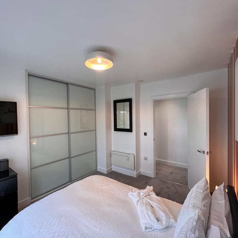 Bed, TV and multimedia, Photo of the whole room, Bedroom, towels, wardrobe