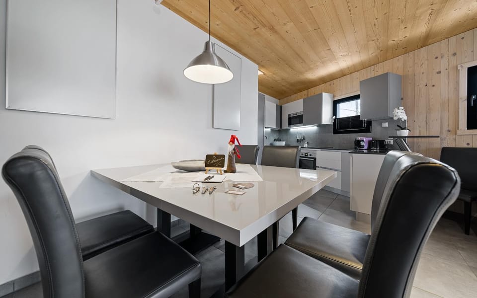 Dining area, Food
