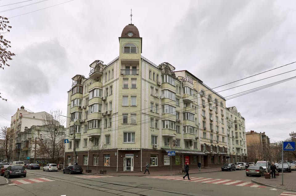 Property building, Restaurant/places to eat, Neighbourhood, Breakfast