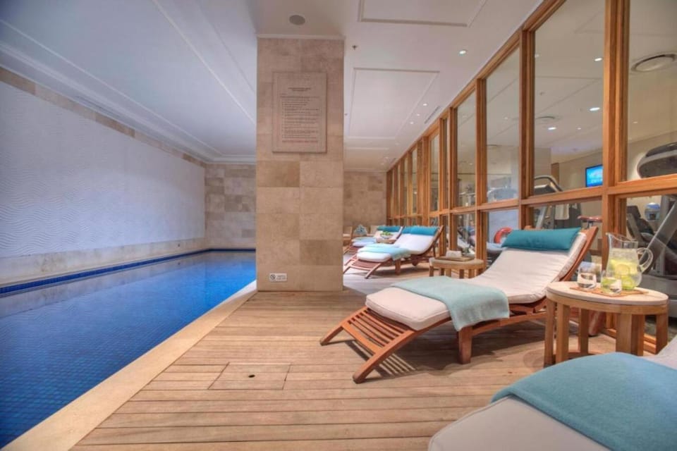 Swimming pool, towels