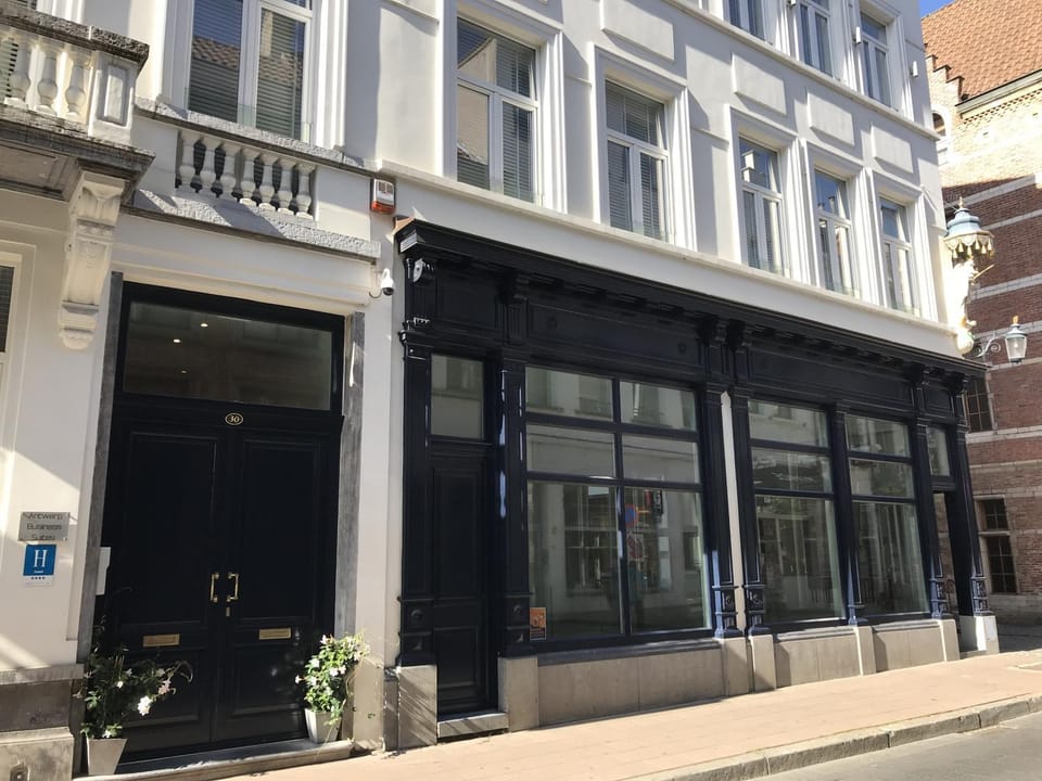 Facade/entrance