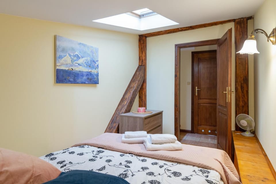 Bed, Bedroom, towels