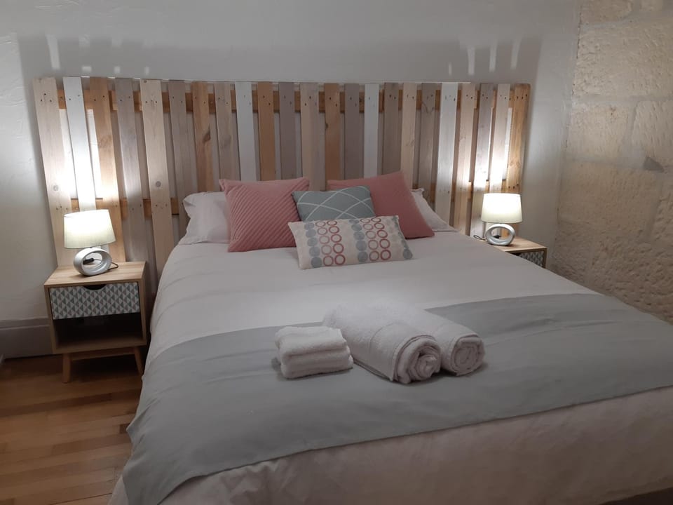 Le Vaillant, appartement T2, proche gare, hyper-centre et marais, 1 à 2 personnes, WIFI Apartment in Bourges