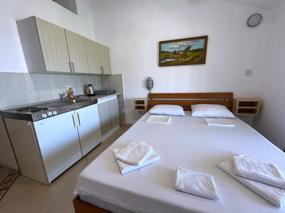 Bed, Kitchen or kitchenette, Photo of the whole room, towels