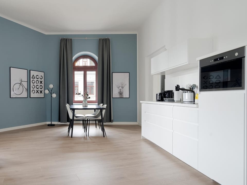 Kitchen or kitchenette, Dining area