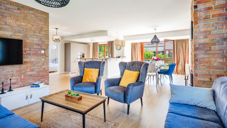 TV and multimedia, Living room, Seating area, Dining area