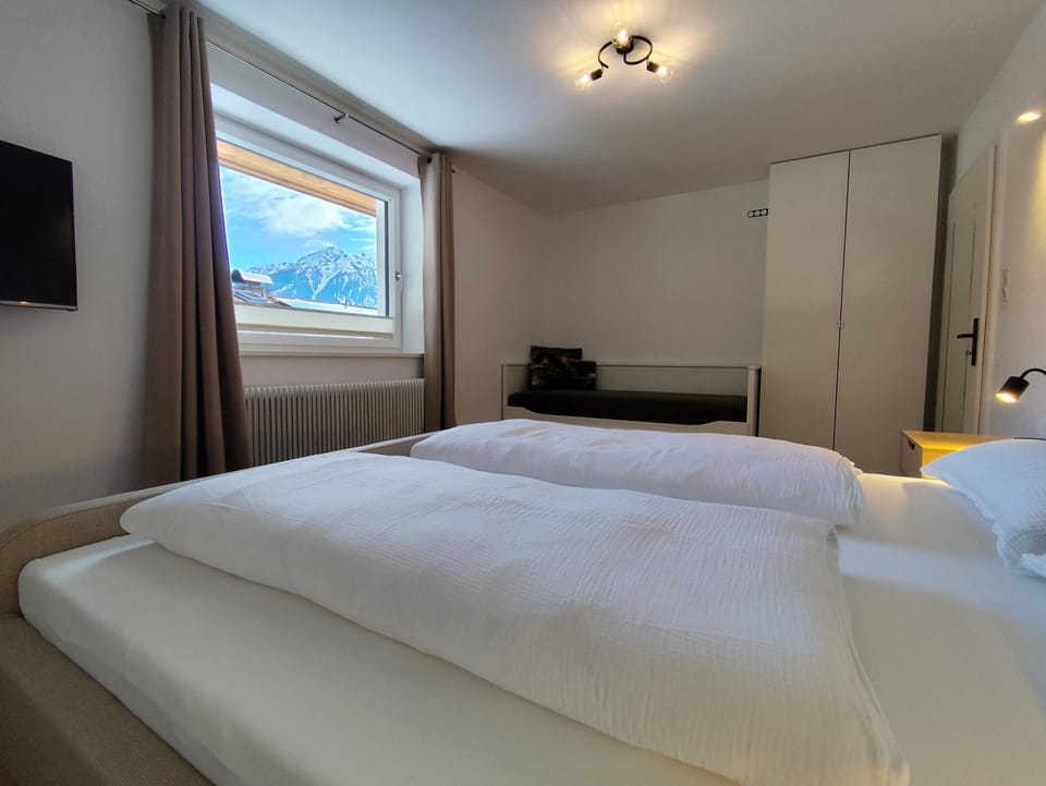 Photo of the whole room, Bedroom, Mountain view