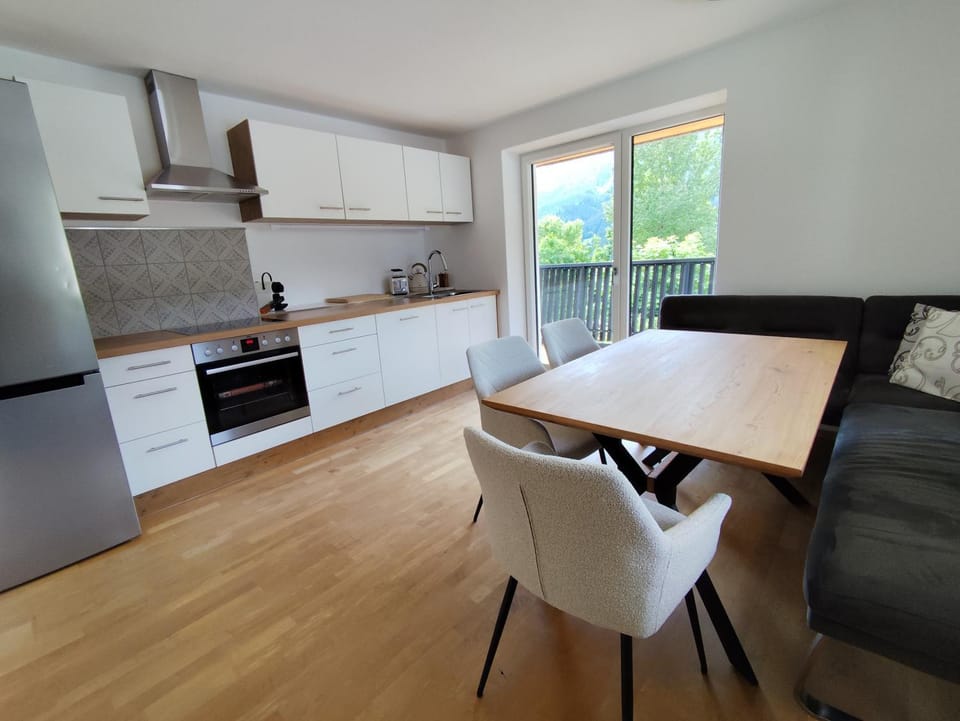 Kitchen or kitchenette, Seating area, Dining area
