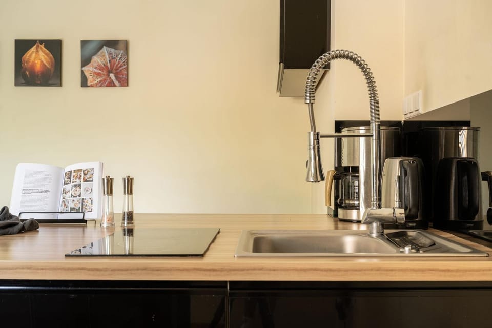 Coffee/tea facilities, Kitchen or kitchenette, stove