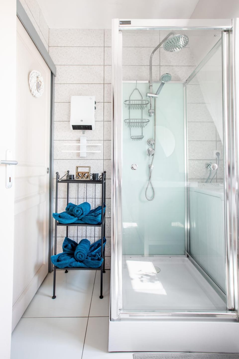 Shower, Bathroom, dishwasher, hair dryier, storage