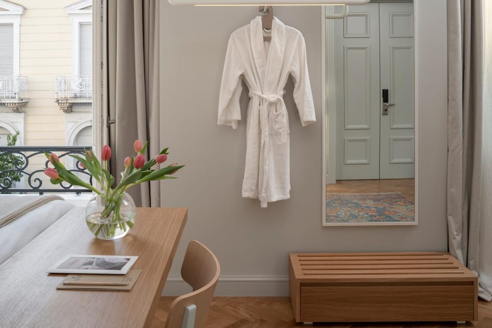 Property building, Nearby landmark, Bedroom, Guests, City view, Street view, towels