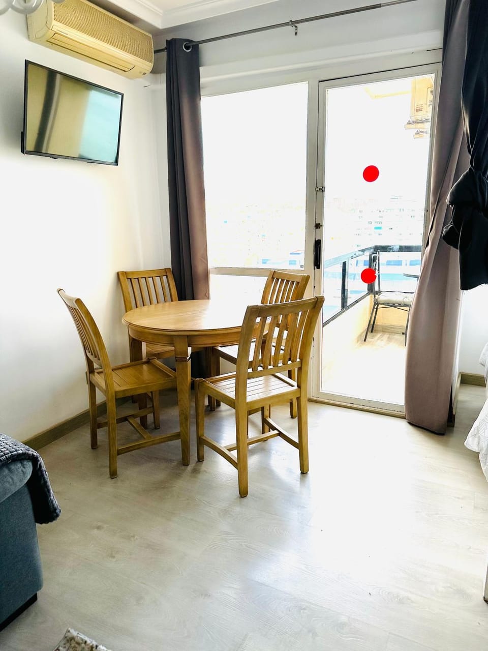 TV and multimedia, Living room, Seating area, Dining area, air conditioner