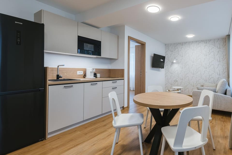 Coffee/tea facilities, Kitchen or kitchenette, Living room, Seating area, minibar, stove