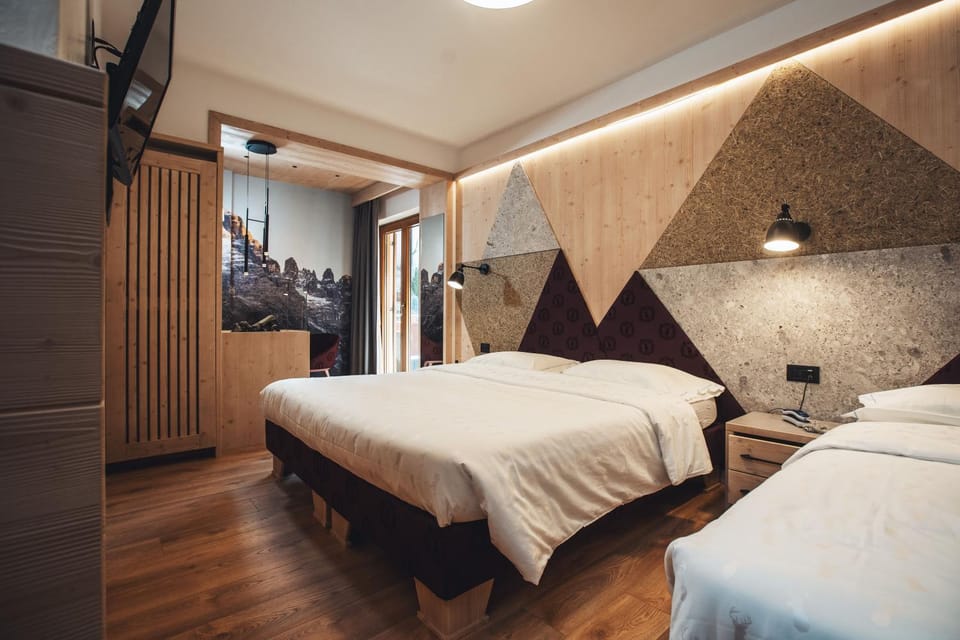 Bed, TV and multimedia, Bedroom