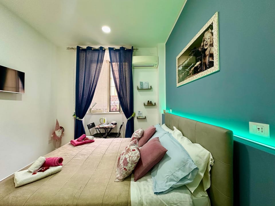 Photo of the whole room, Bedroom