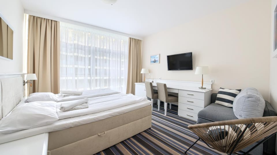 Bed, TV and multimedia, Bedroom
