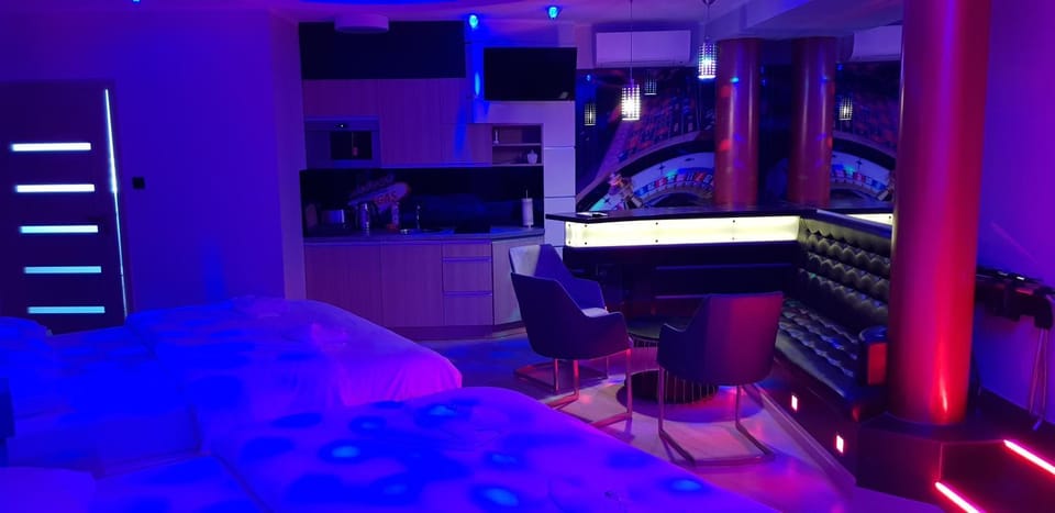Bed, TV and multimedia, Kitchen or kitchenette, Living room, Seating area