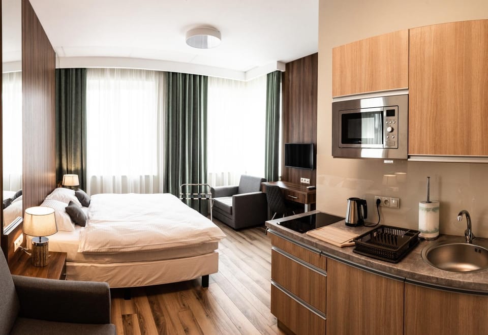 Bed, Coffee/tea facilities, Kitchen or kitchenette, Photo of the whole room, Seating area, Bedroom, minibar, pet friendly, stove