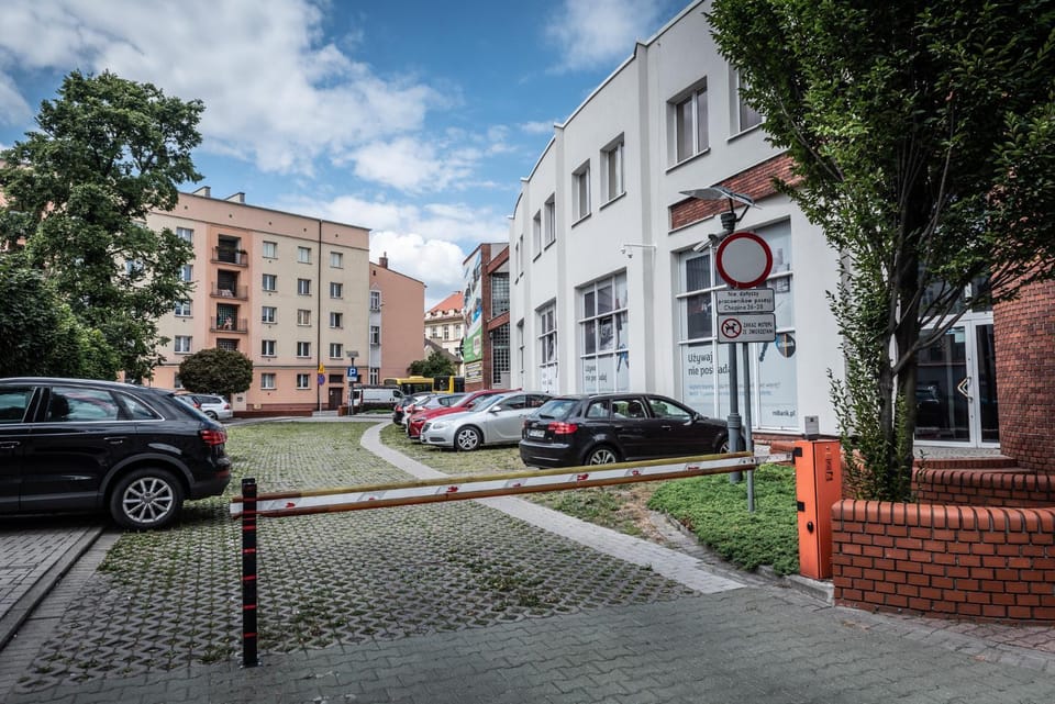 Property building, Neighbourhood, Street view, Location, Parking