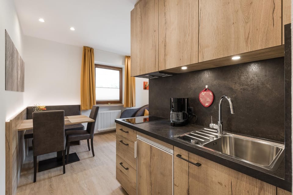 Kitchen or kitchenette, Dining area, stove
