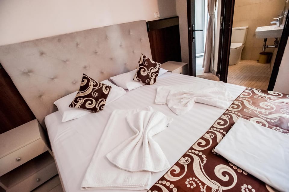 Bed, Bedroom, towels