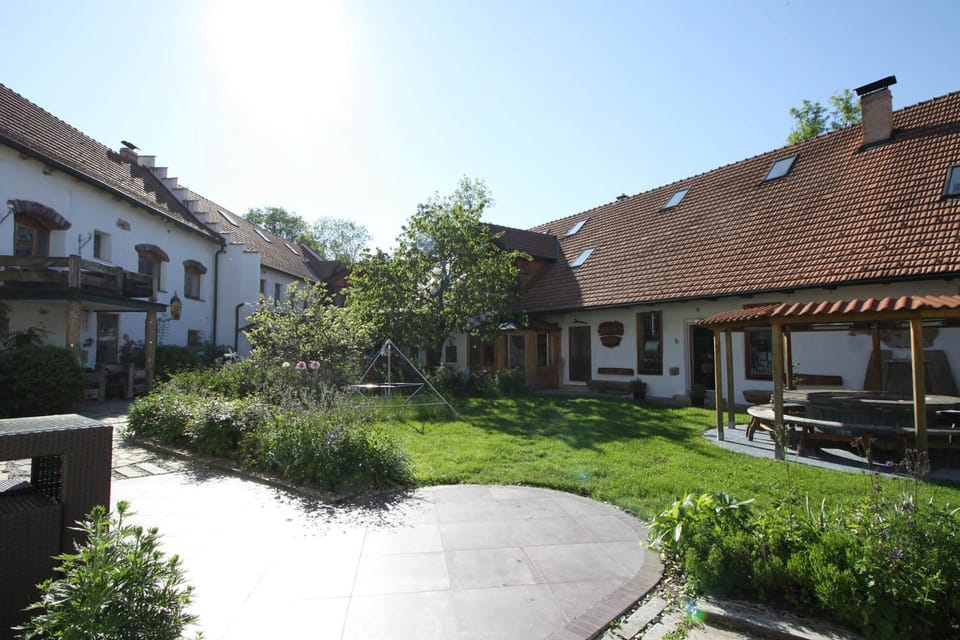 Property building, Patio, Facade/entrance, Garden, Banquet/Function facilities, Garden view, group of guests, Family