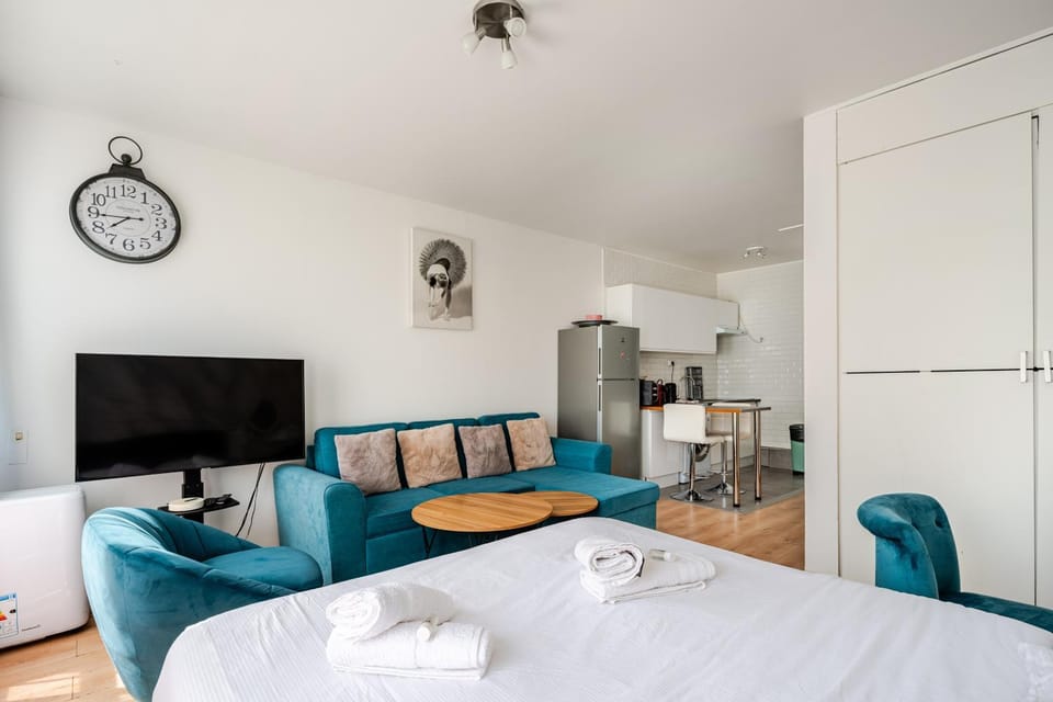 Chic Parisian Studio steps from Champs Elysees Apartment in Paris