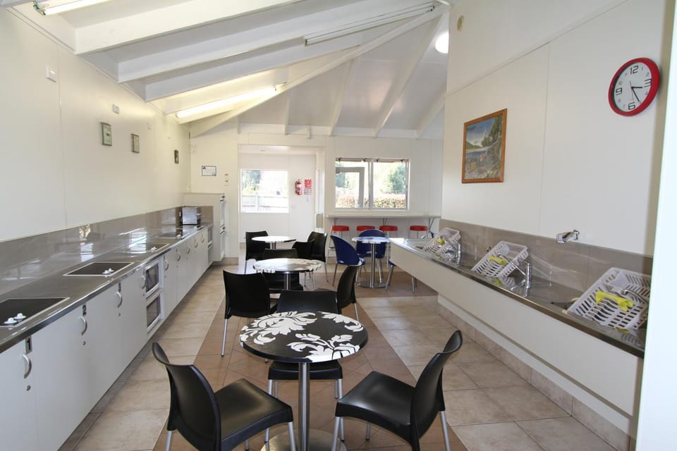 BBQ facilities, Kitchen or kitchenette, Dining area, Communal kitchen