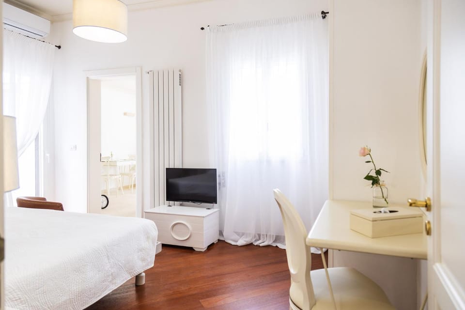 Bed, TV and multimedia, Photo of the whole room, Bedroom, air conditioner