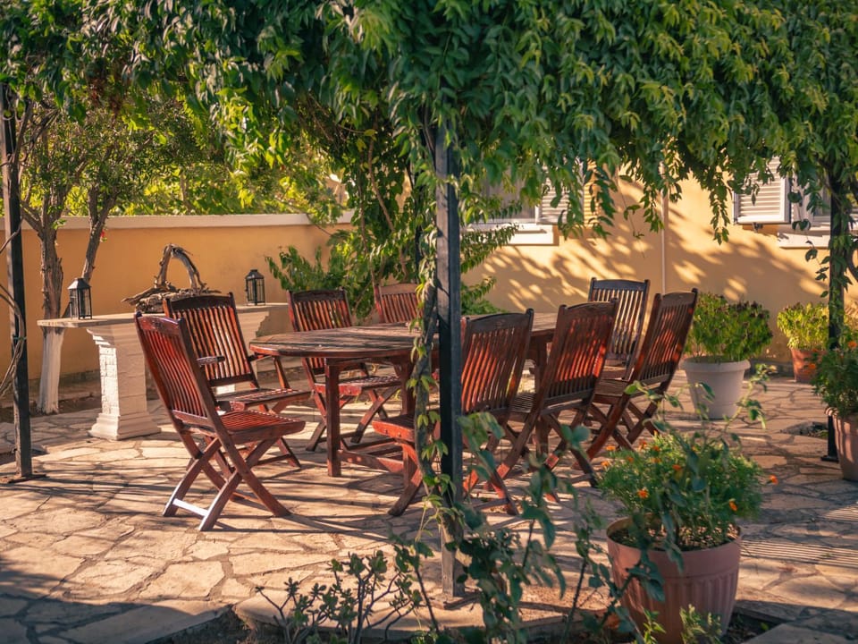 Patio, Spring, Day, Garden, Dining area, Garden view