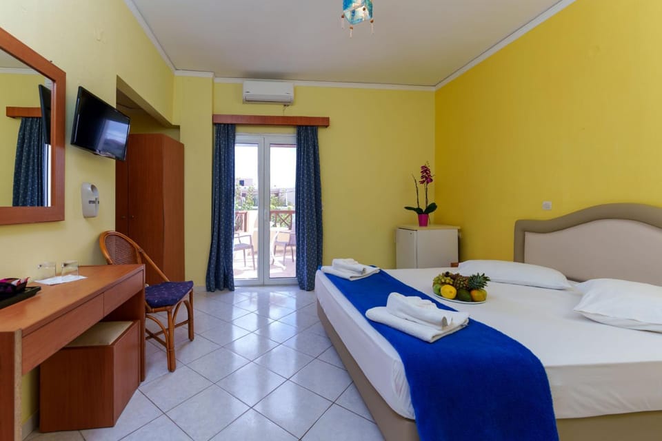 Bed, TV and multimedia, Photo of the whole room, Bedroom, towels