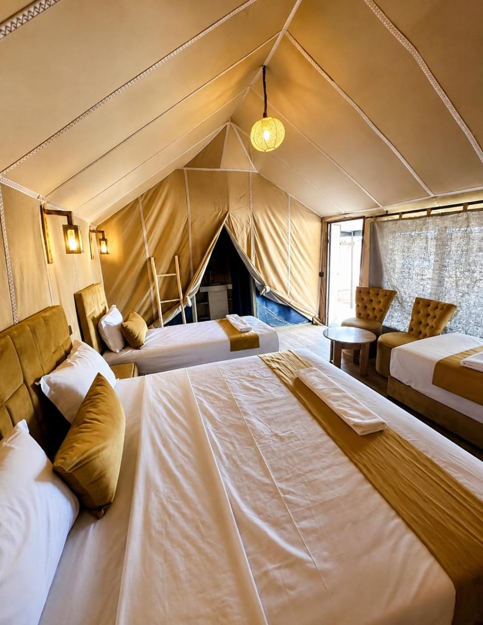 Bed, Living room, Photo of the whole room, Seating area, Bedroom