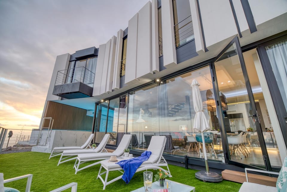 Property building, Balcony/Terrace, Swimming pool