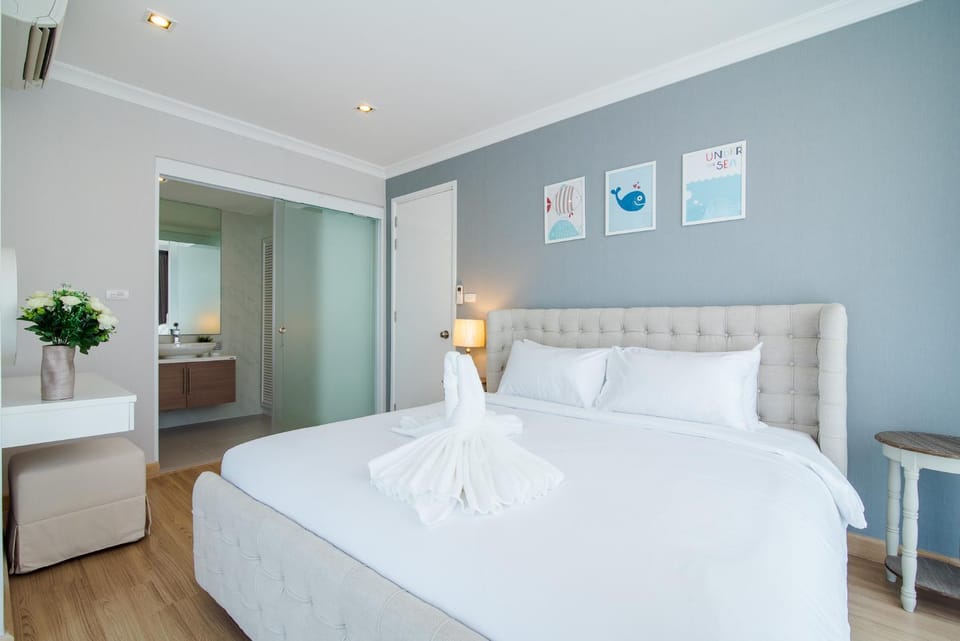 Bed, Photo of the whole room, Bedroom, towels