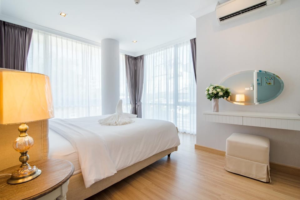 Bed, Photo of the whole room, Bedroom, air conditioner