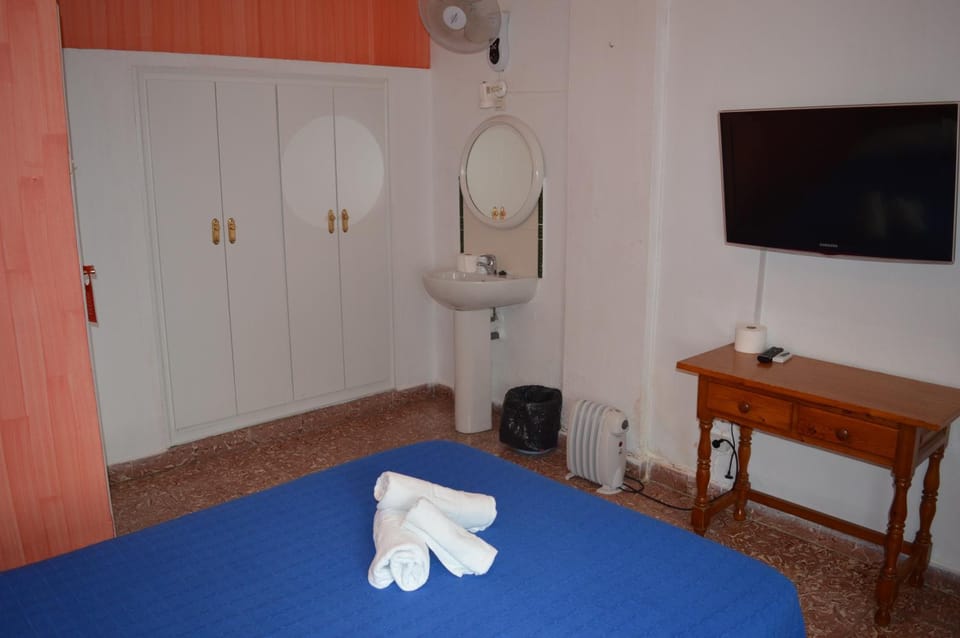 Bed, Bathroom, TV and multimedia, Photo of the whole room, Bedroom