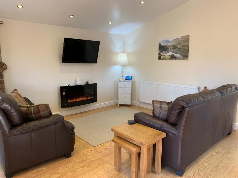 TV and multimedia, Living room, Seating area, Evening entertainment